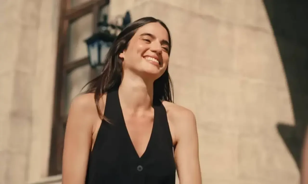 Kıvanç Tatlıtuğ'un yeni Mavi reklamındaki gizemli kadın Rafaella Consentino olarak açıklandı