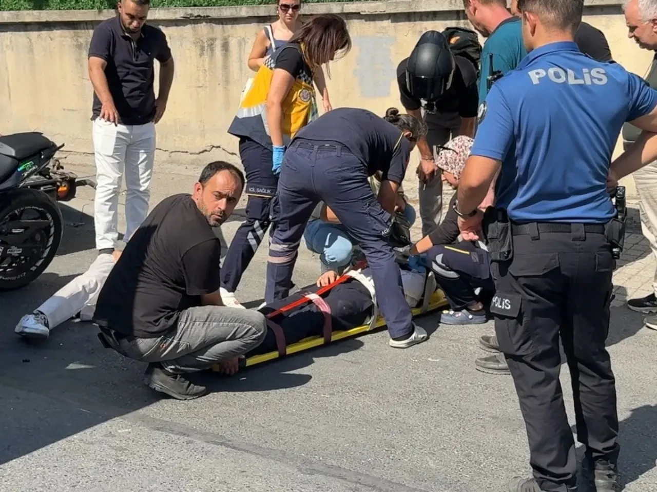 Avcılar'da motosiklet kaza yaptı: İki yaralı hastaneye kaldırıldı