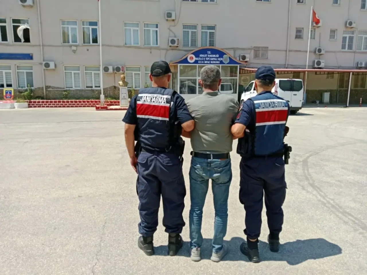 Nazilli'de jandarmadan uyuşturucu operasyonu: 3.7 kg esrar ve 19 kök kenevir ele geçirildi