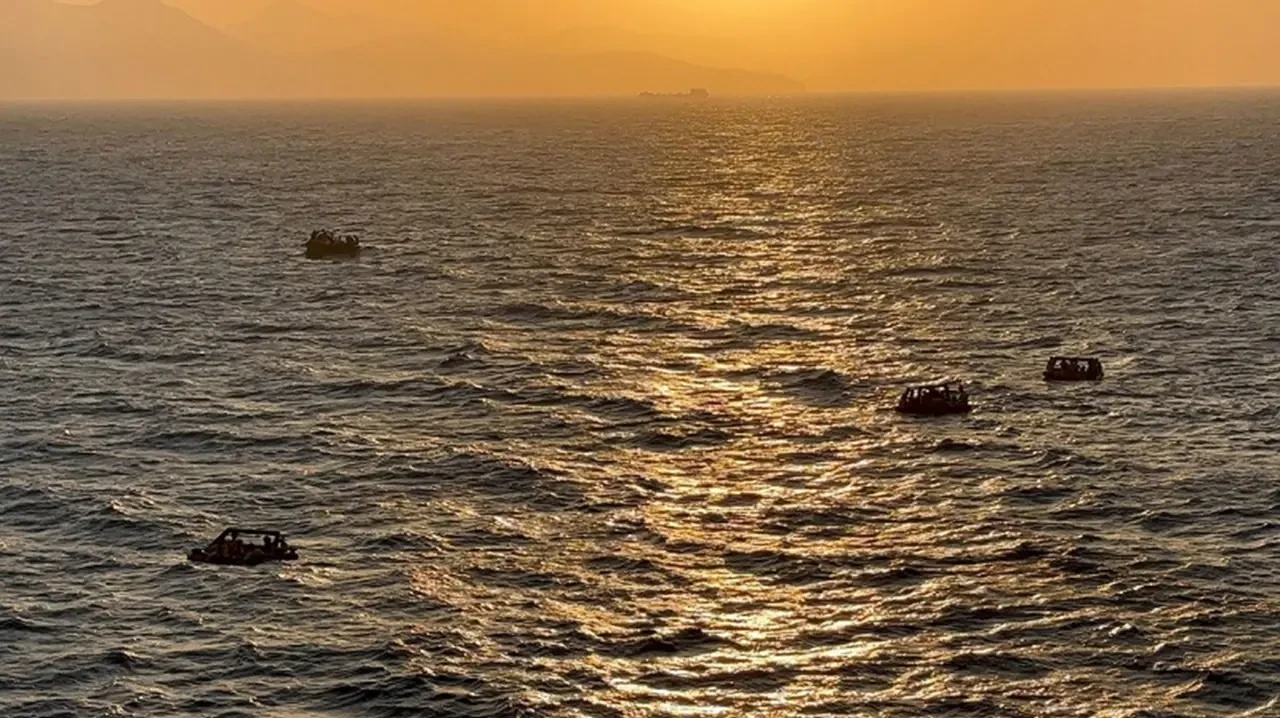 Datça'da Yunanistan tarafından itilen 66 göçmen kurtarıldı, 2 kaçakçı yakalandı