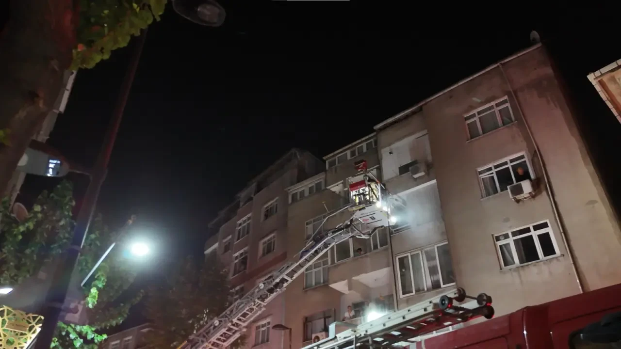 Bina çatısında yangın paniği, itfaiye yoğun çabayla alevleri söndürdü