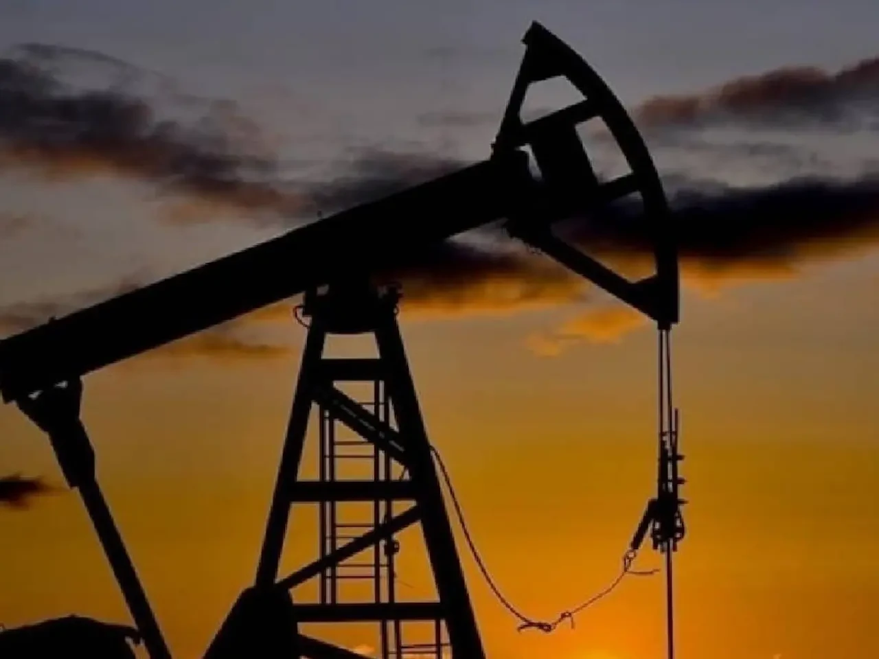 Petrol Fiyatları Düşüşte, ABD Üretimi Rekora Koşuyor