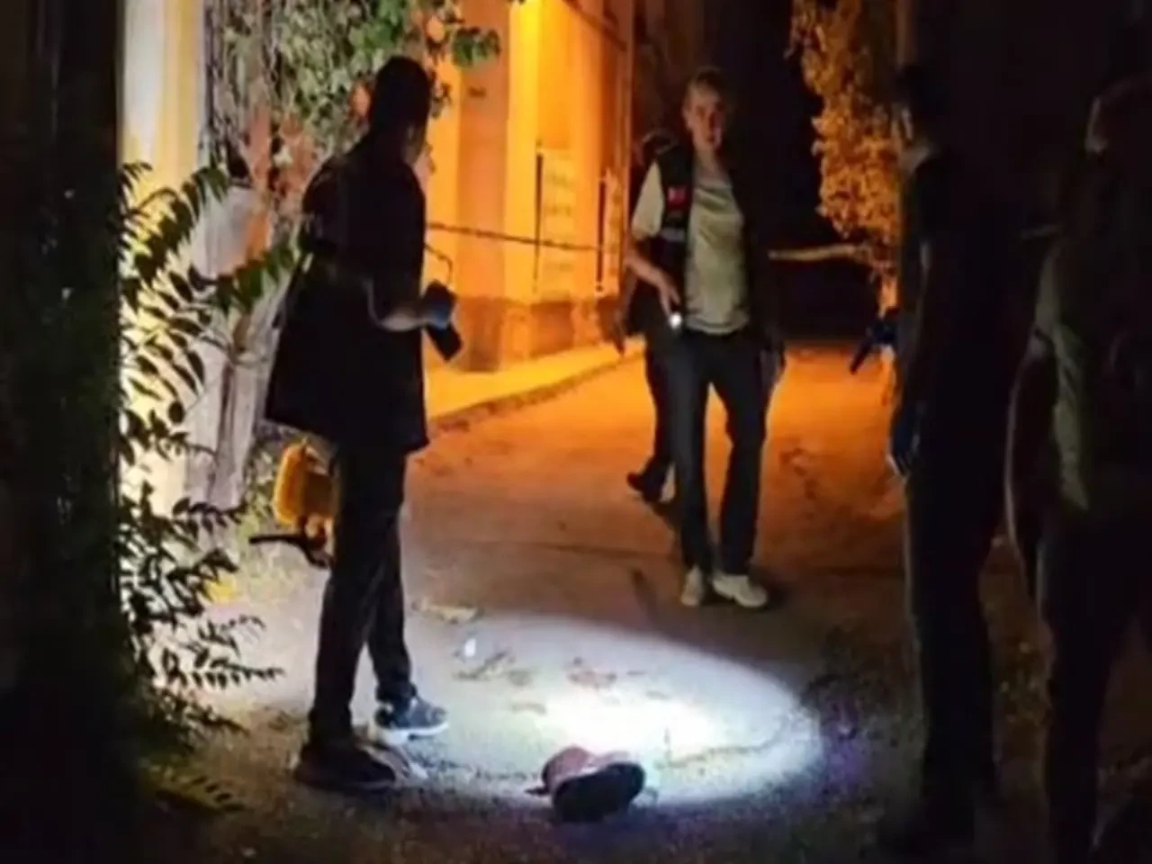 Kale Mahallesi'nde pompalı tüfekli saldırıda bir kişi yaralandı, şüpheliler aranıyor