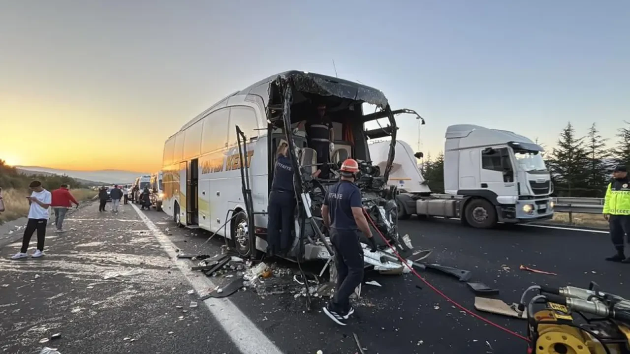 İstanbul'da otobüs-kamyon çarpıştı: 1 ölü, 10 yaralı!