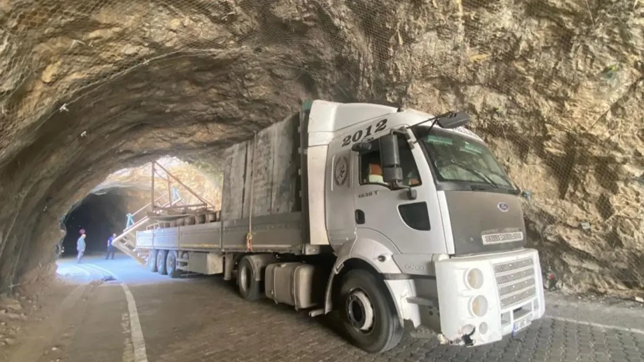 Kemaliye'de tır tünelde sıkıştı, yol ulaşıma kapandı!