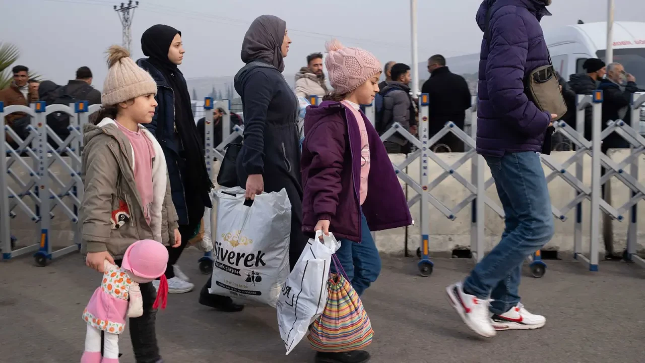 Suriye'den 1,1 milyon Suriyeli gönüllü geri dönüş yaptı, Türkiye'de yaşayanlar duygularını paylaştı.
