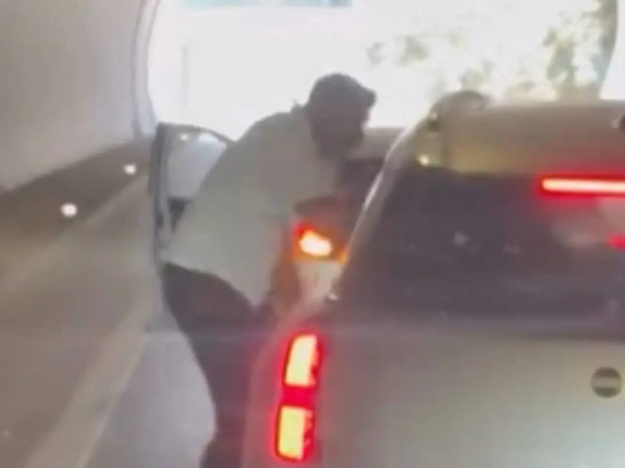 Tüneldeki trafikte sürücü kavgası cep telefonu kamerasına yansıdı