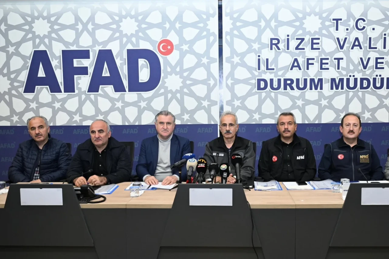 Bakan Uraloğlu: Rize selinde can kaybı yok, 31 köy yolu açıldı