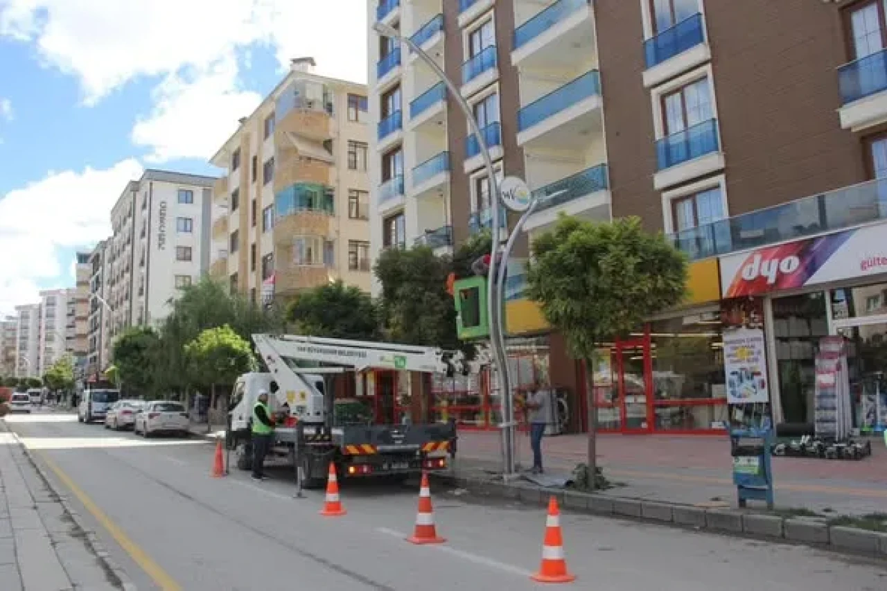 Van Büyükşehir Belediyesi’nden İkinisan Caddesi’ne Modern Aydınlatma