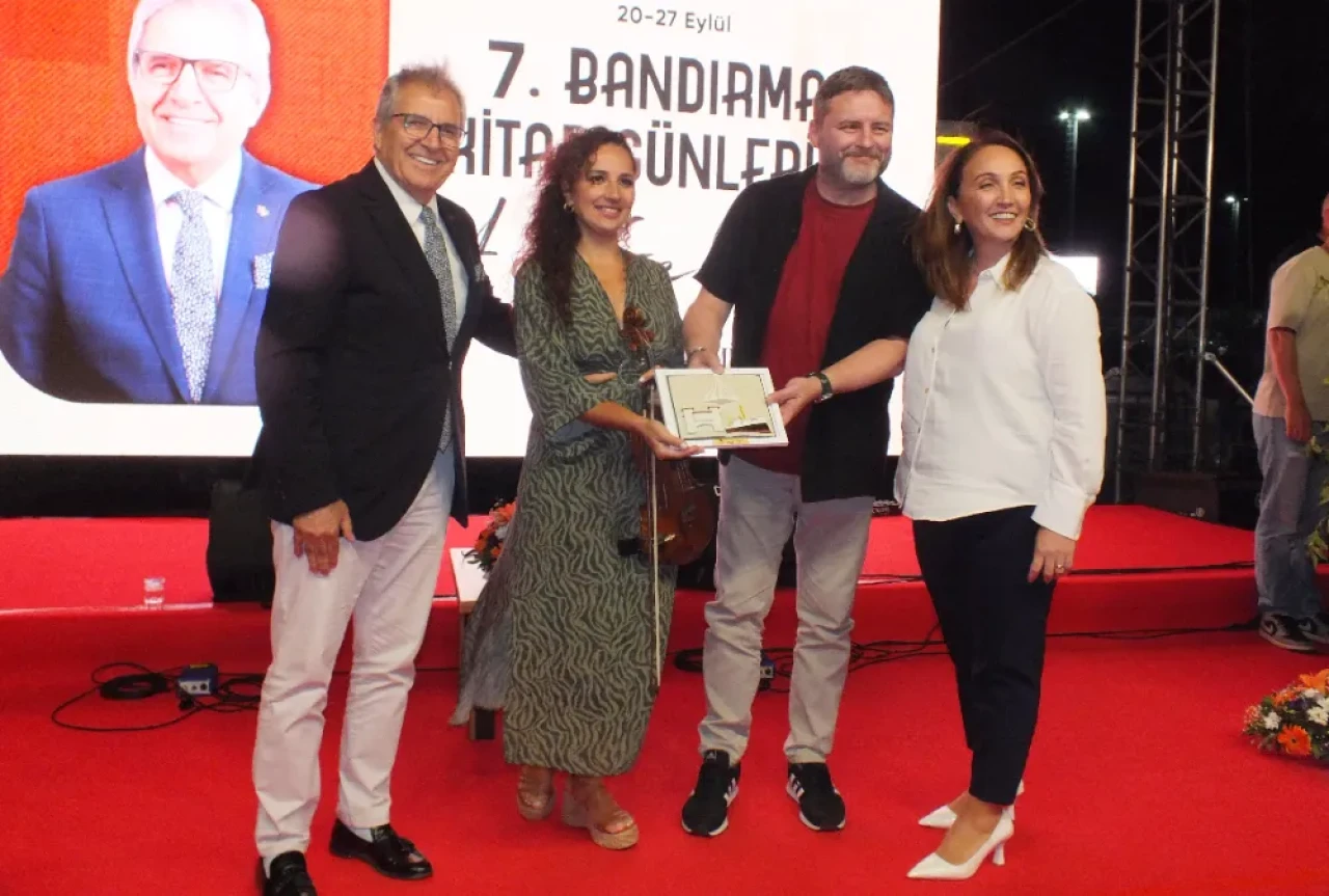 Tuna Kiremitçi, Bandırma Kitap Günleri'nde dinletiyle izleyicileri coşturdu