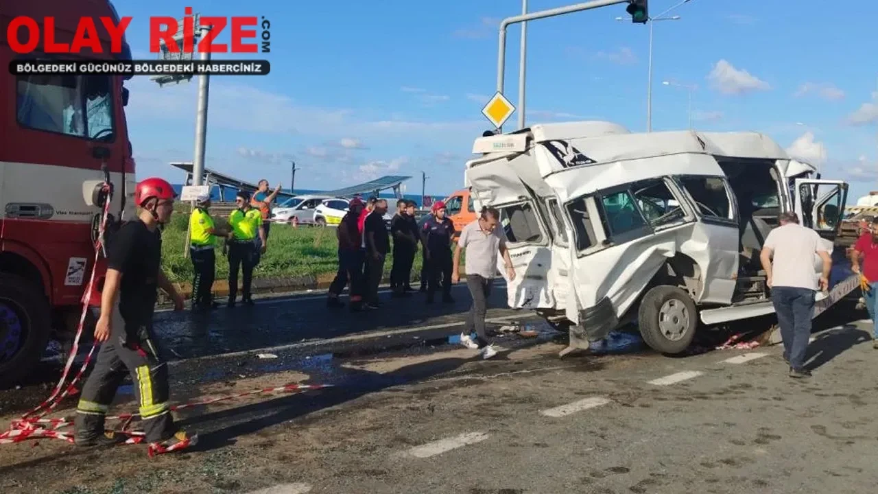 Trabzon'da minibüse tır çarptı: 15 yaralı, inceleme başlatıldı