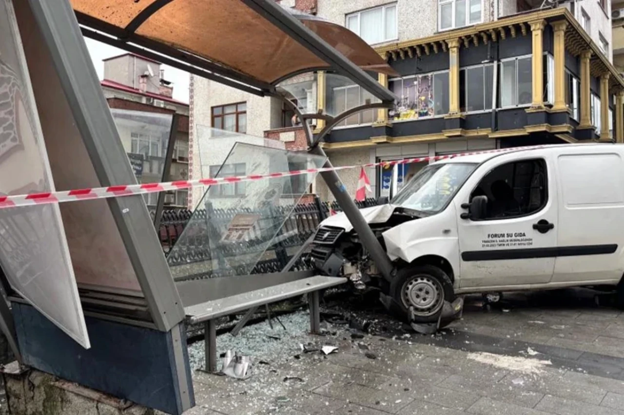 Trabzon'da el freni çekilmeyen araç otobüs durağına daldı