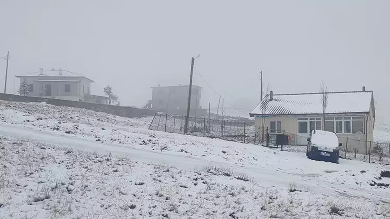 Eylül ayında Karadeniz beyaza büründü! Trabzon, Rize, Gümüşhane ve Bayburt'a kar yağdı