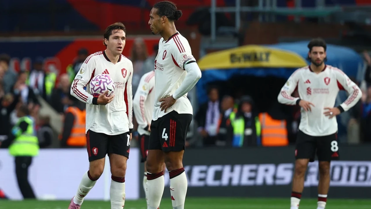 Liverpool, Crystal Palace'a 2-1 yenilerek Premier Lig'deki ilk mağlubiyetini aldı.