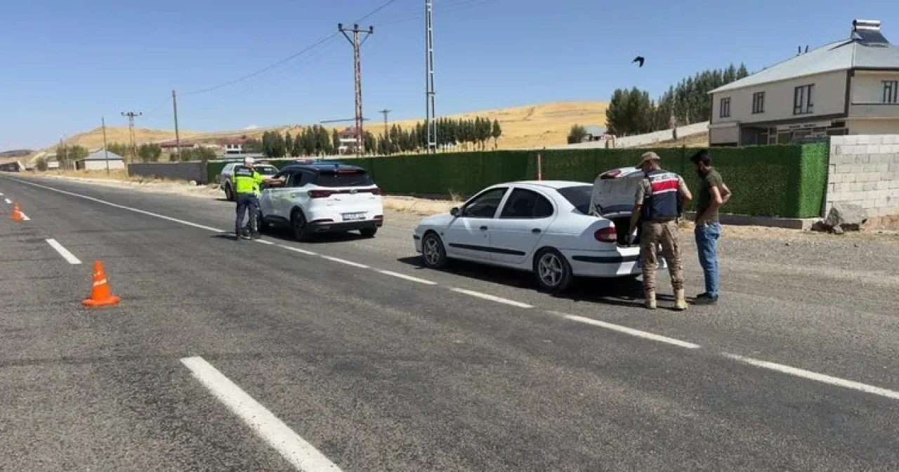 Ağrı’da huzur ve güven uygulamasında 3 aranan şahıs ve 7 düzensiz göçmen yakalandı