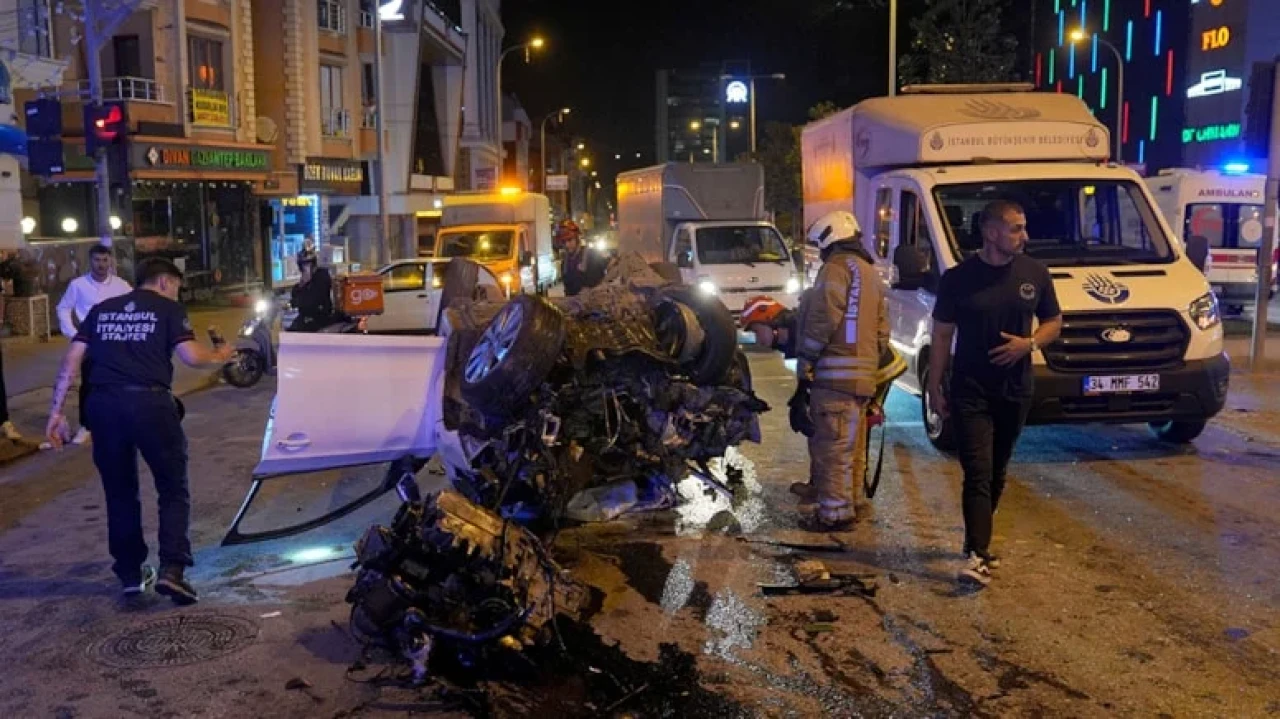 İETT otobüsü ile otomobil çarpıştı, sürücü ağır yaralandı