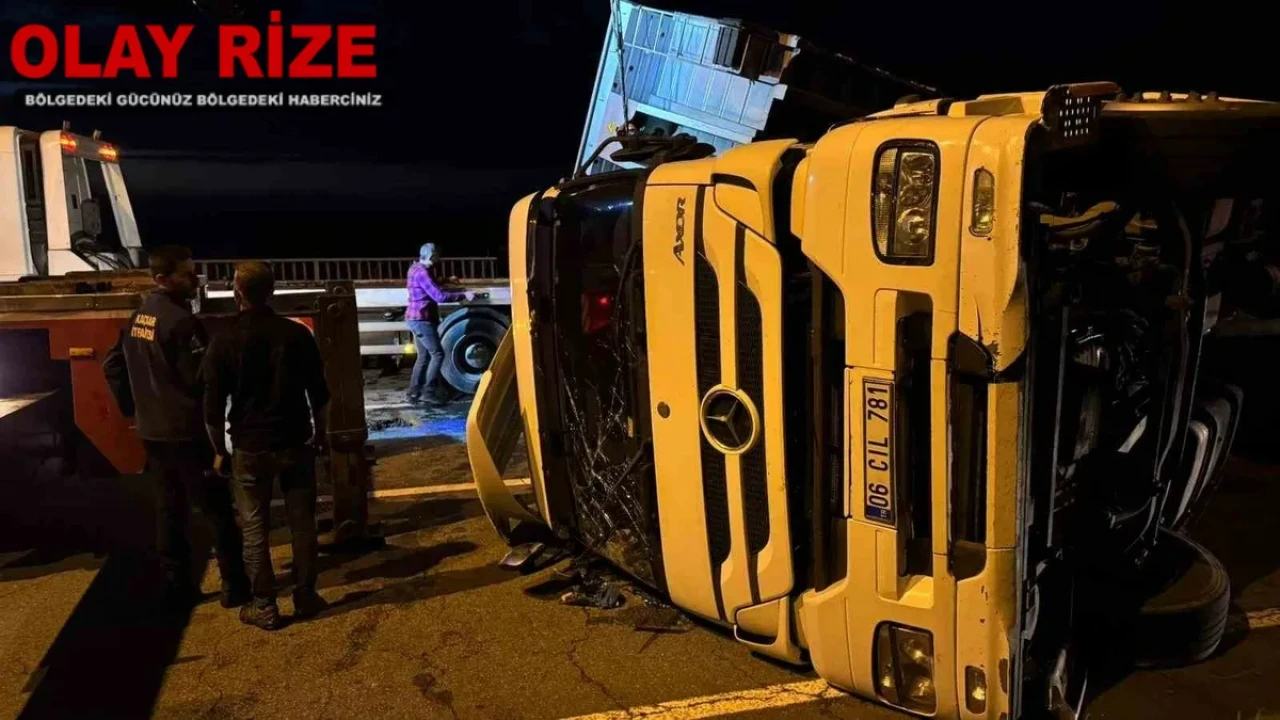 Rize'de tır kazası: Sahil yolu saatlerce ulaşıma kapandı