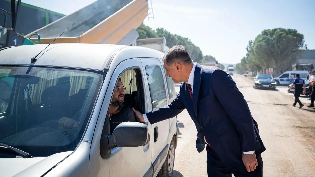 Aliağa'da Sanayi Yoluna 2 Kilometre Yeni Asfalt Kaplama Yapıldı
