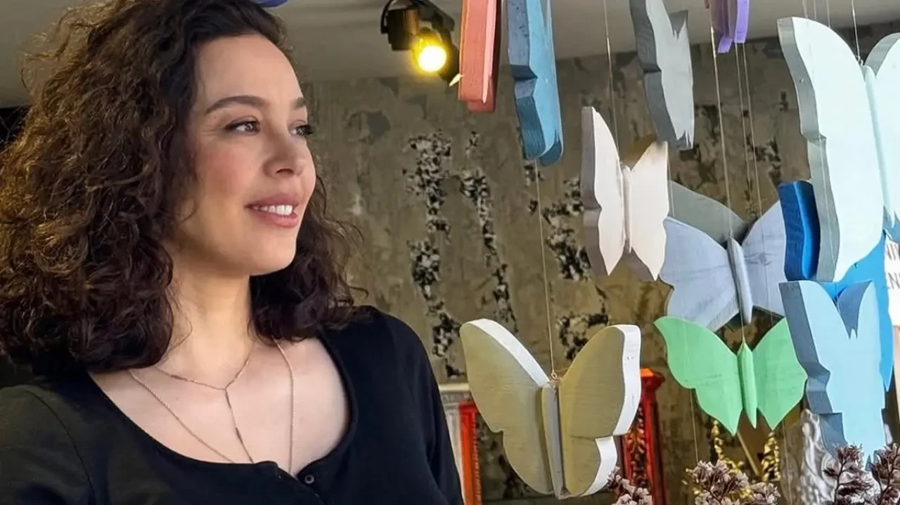 Azra Akın, estetik spekülasyonlarına yanıt verdi: İlk kez bu konudaki düşüncelerini paylaştı!