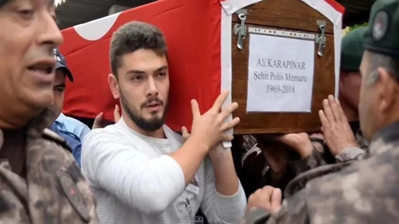 Baba-oğul aynı yazgıyı yaşadı: Şehit polis memuru törenle uğurlandı!
