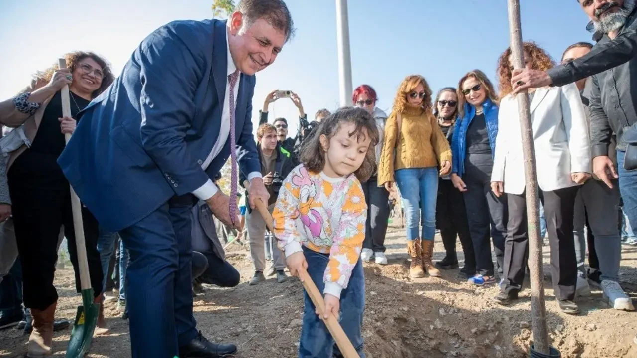 Başkan Tugay'ın yeşillendirme seferberliği meyvelerini veriyor: İzmir'e yeni oksijen kaynakları!