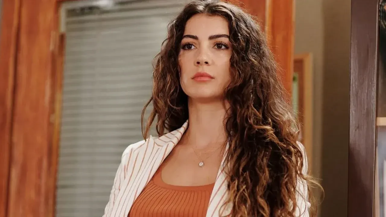 Burcu Özberk, Hayranıyla Çektiği Pozun Ardından Zorbalık Kurbanı Oldu: Fotoğraflarda Harikaydın!