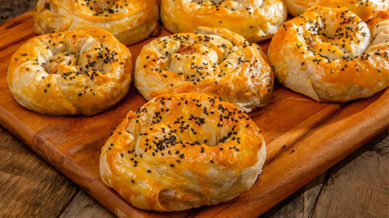 Çay Saatinin Yıldızı: Annelerin Tarifiyle Patlıcanlı Börek Hazırlama Rehberi