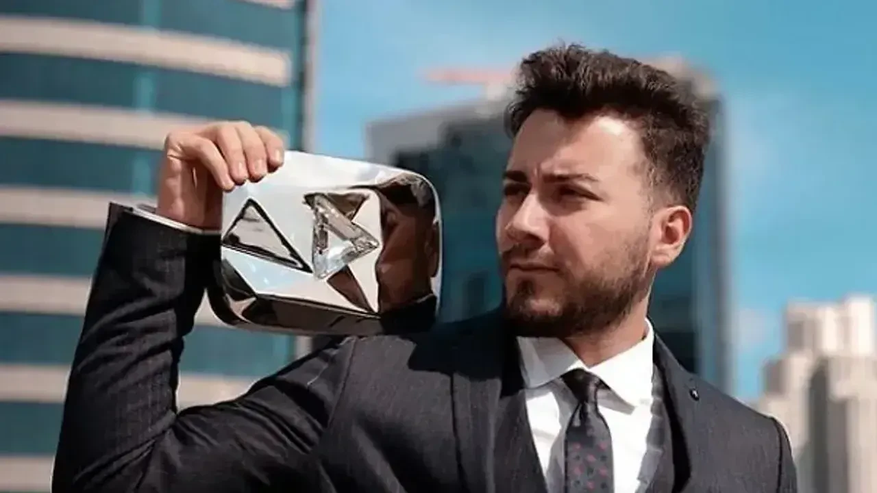 YouTuber Enes Batur, Video Yayınlamaya Ara Verdi: Nedeni Nedir?