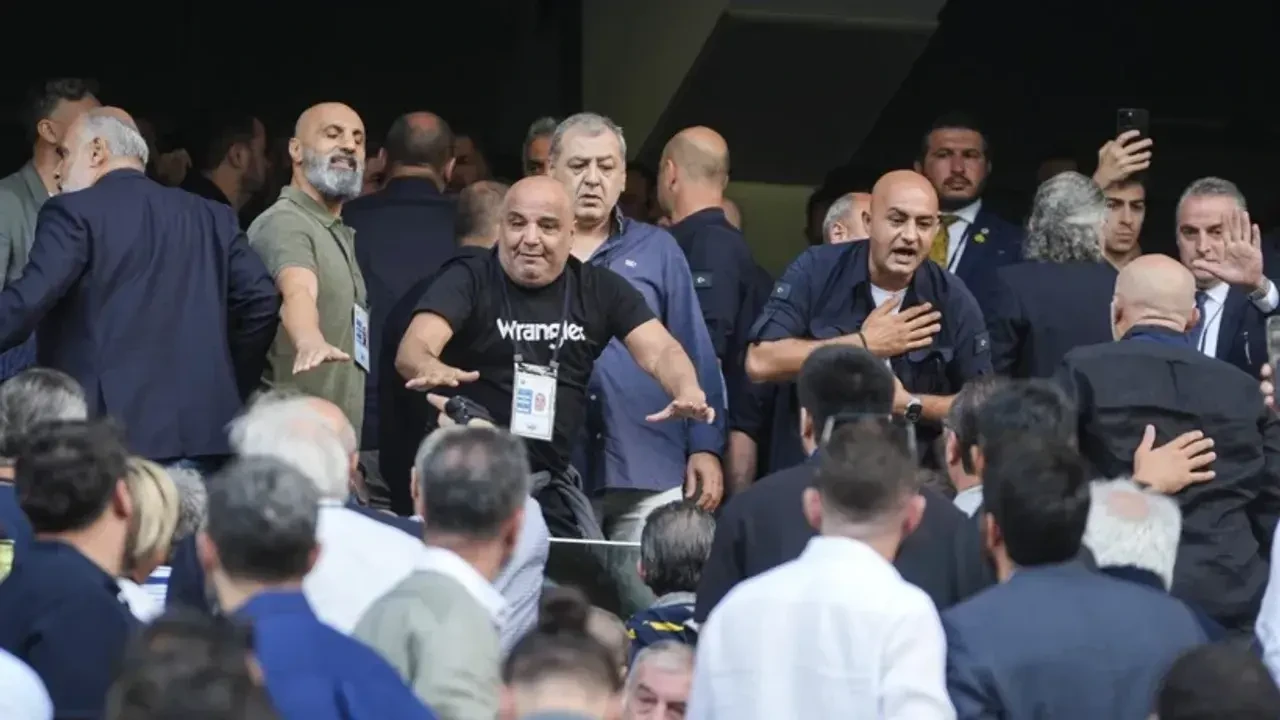 Fenerbahçe Kongresi'nde Gergin Atmosfer Zirveye Çıktı!