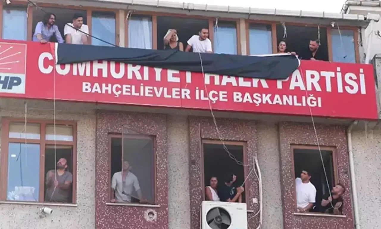 Gürsel Tekin, Sarıyer'e yola çıkma kararı aldı! Bahçelievler ilçesinde il binasında dikkat çeken afiş asıldı