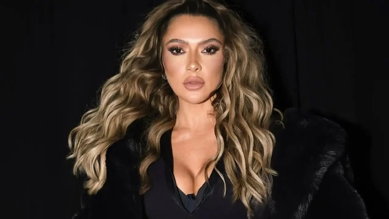 Hadise, Milano Moda Haftası'nda Şeffaf Kostümüyle Dikkatleri Üzerine Topladı