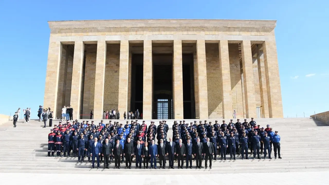 İtfaiye Ekipleri, Anıtkabir'de Saygı Duruşunda Bulundu: Çelenk Sunumu Gerçekleştirildi