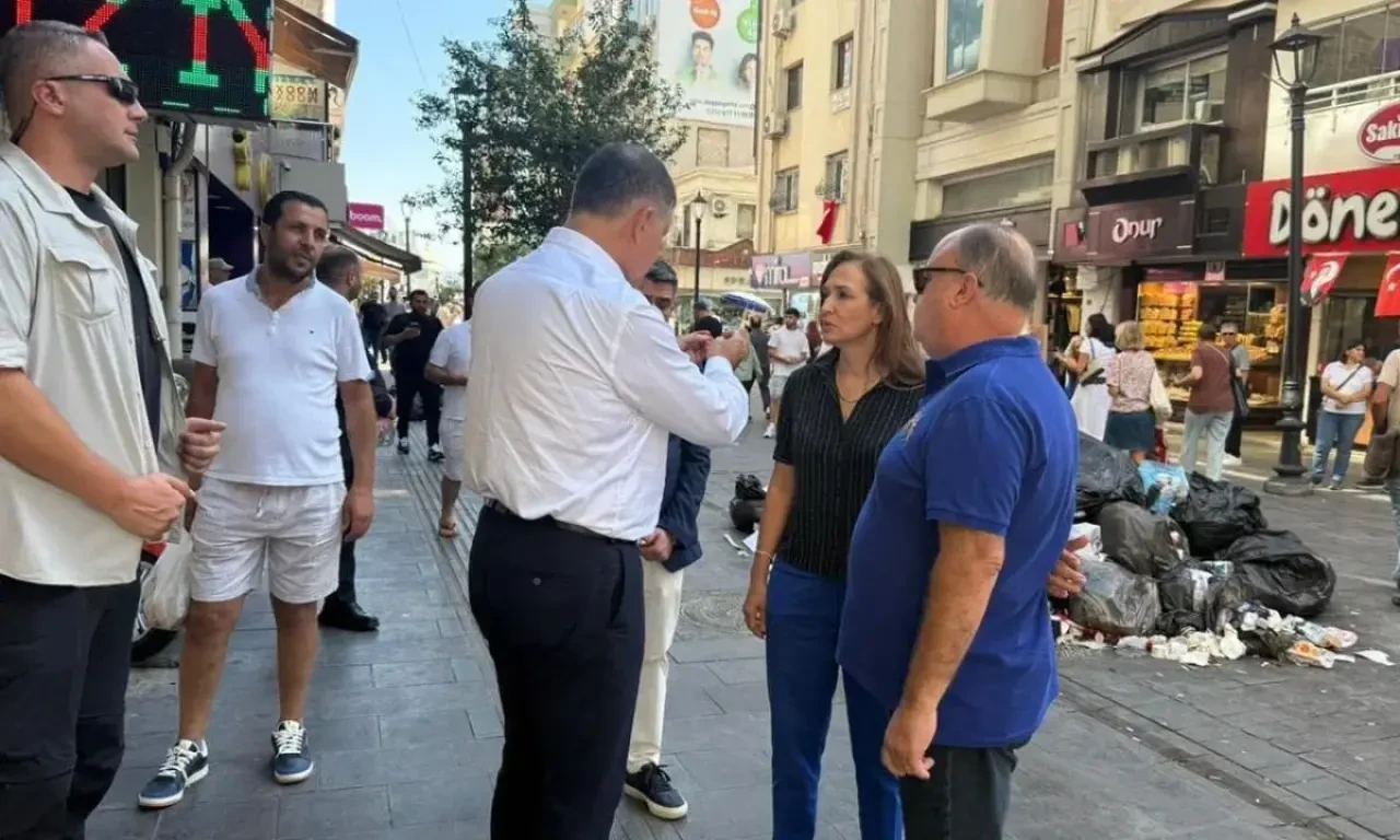 İzmir'de CHP'li Belediye Başkanları Arasındaki Çöp Sorunu: Suçlamalar Karşılıklı Olarak Yapıldı