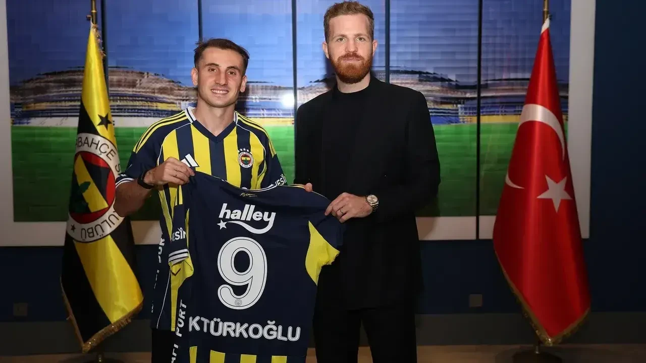 Kerem Aktürkoğlu'nun Fenerbahçe ile ilgili paylaşımı: Çocukluk pozları sosyal medyada dikkat çekti!