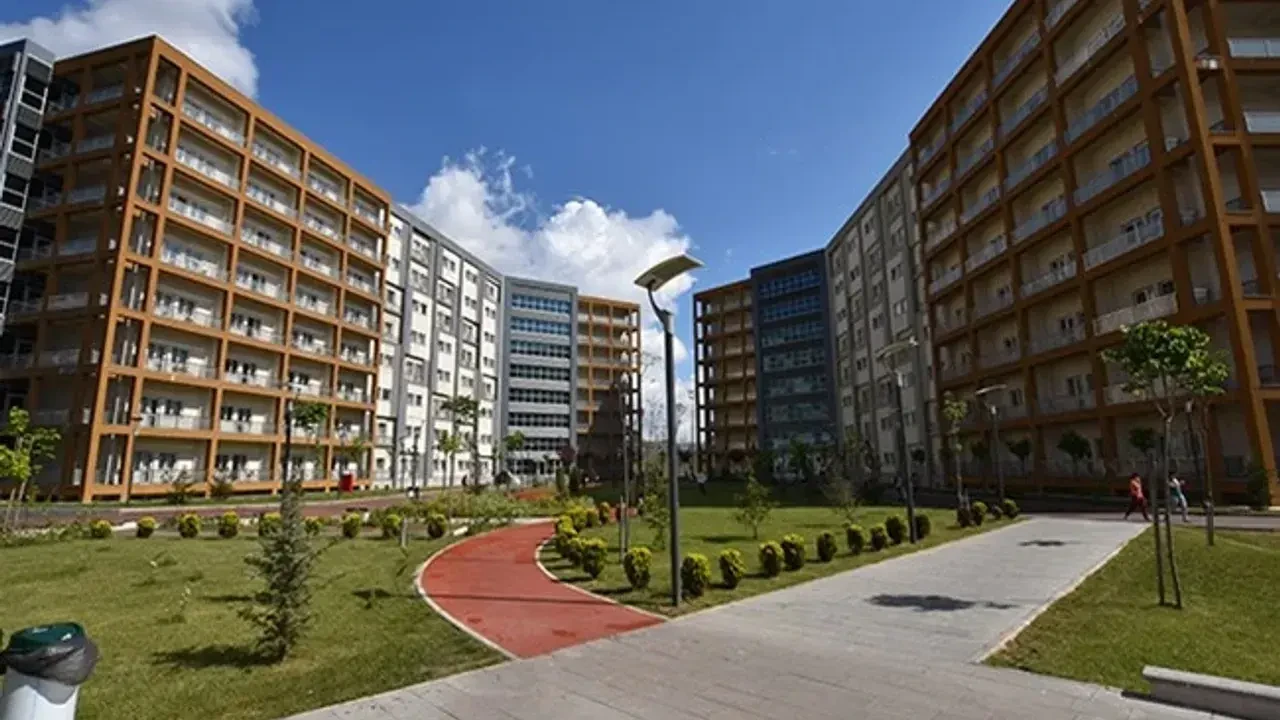 KYK Cevizlibağ Yurdu’nda skandal: Odalar yağmalandı, iç çamaşırlarına kalp çizildi!