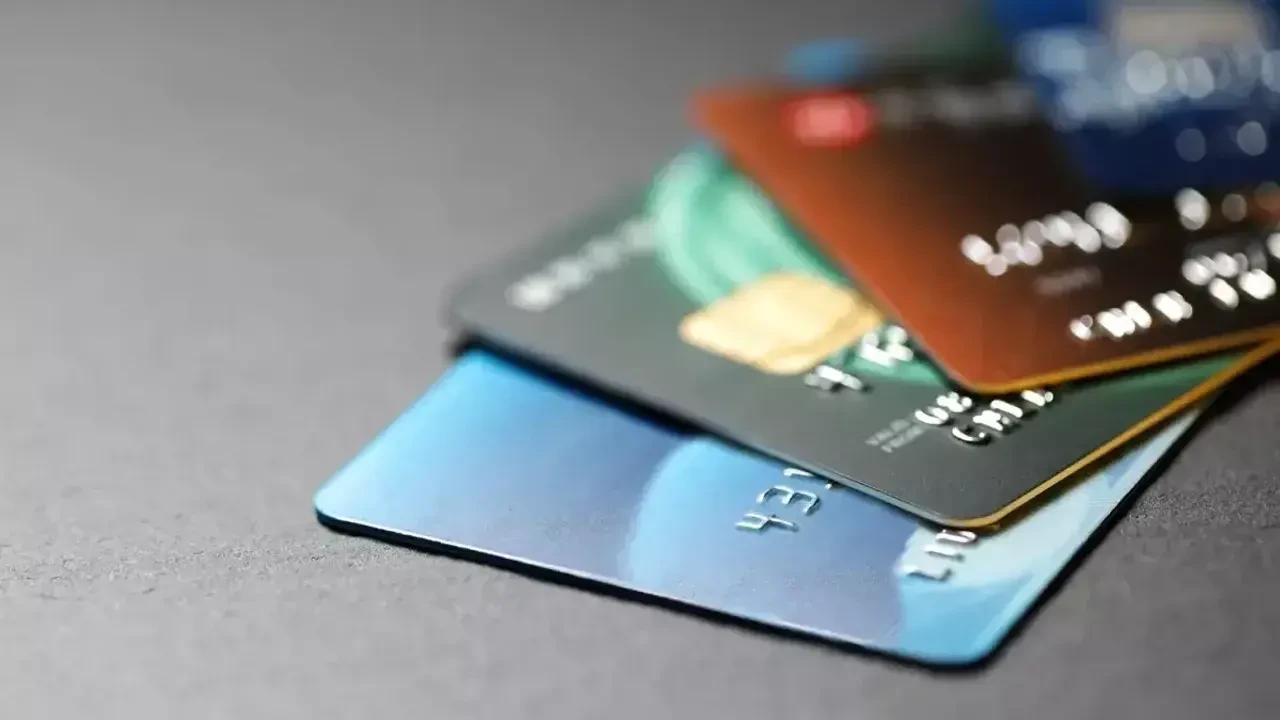 Merkez Bankası kredi kartı faiz oranlarını düşürdü, POS komisyonlarında önemli düzenlemeler yapıldı.