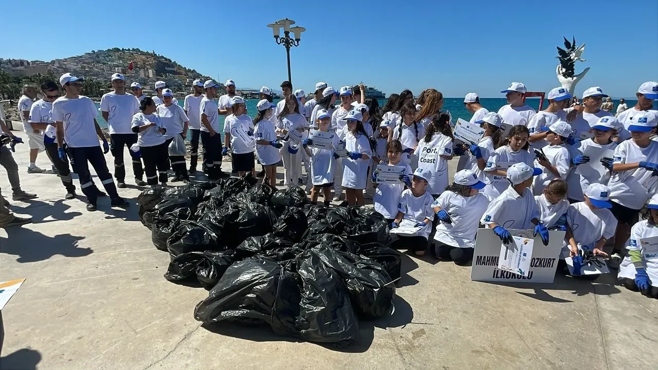 Öğrenciler sahili temizledi, doğa bilincine dikkat çekti