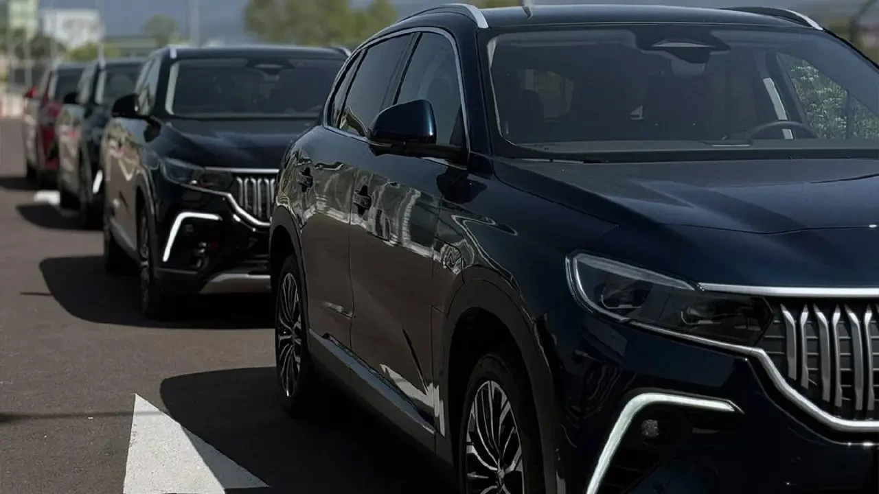 Tesla, Türkiye'de elektrikli araç pazarında liderliğe yükselerek Togg'u geride bıraktı.