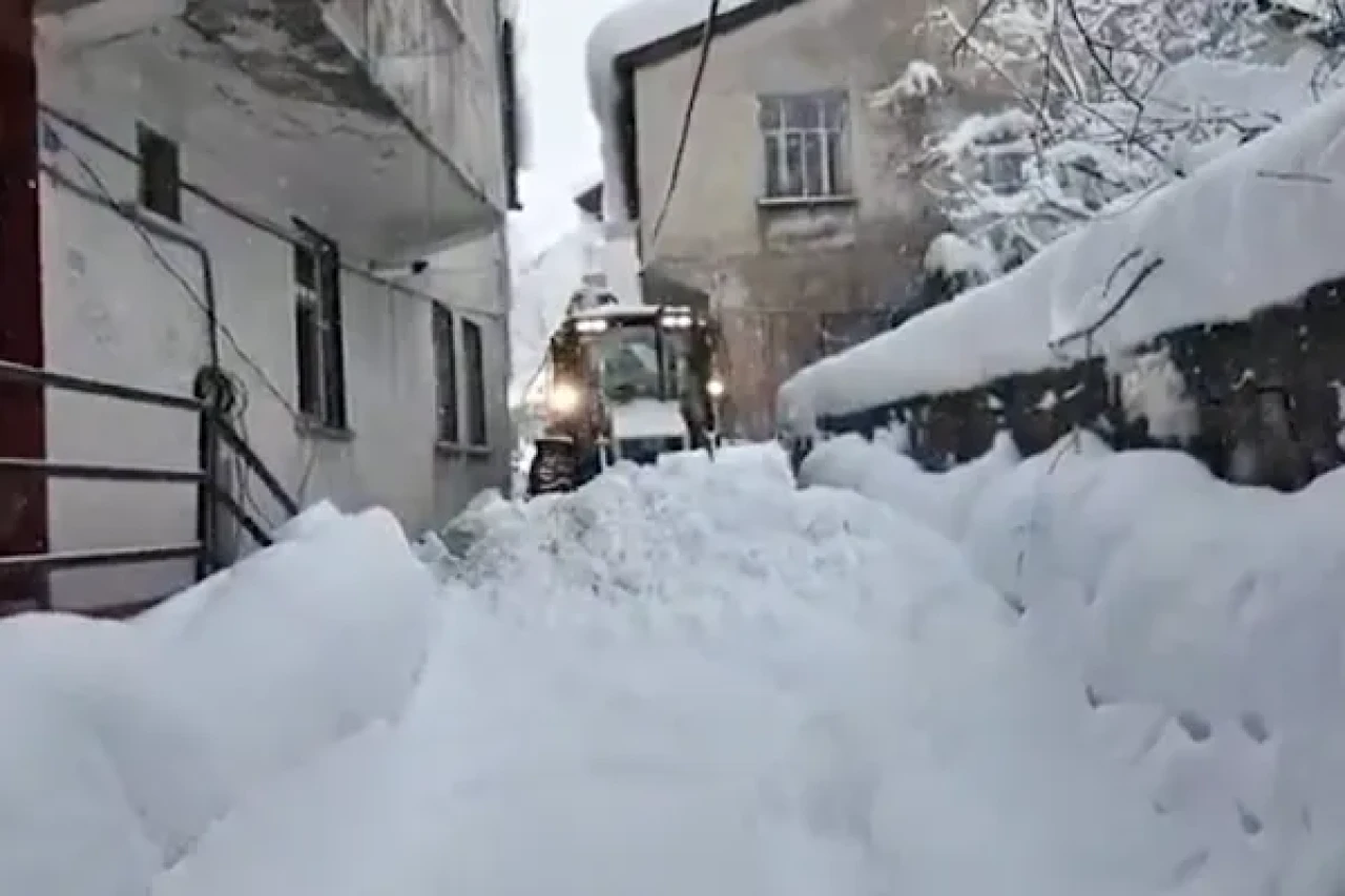 Bitlis’te karla mücadele çalışmaları aralıksız sürdürülüyor