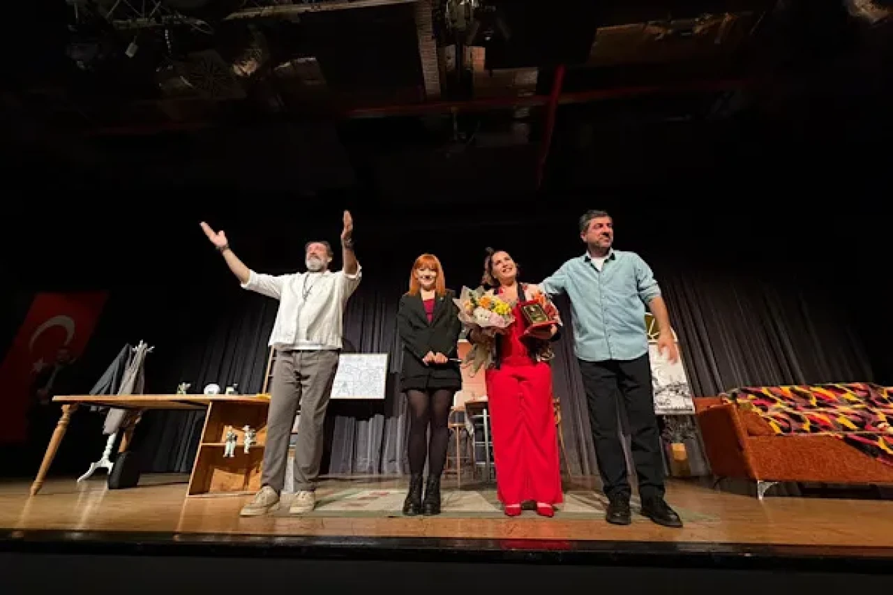 Yalova’da Aşk Listesi adlı tiyatro oyunu sahnelendi