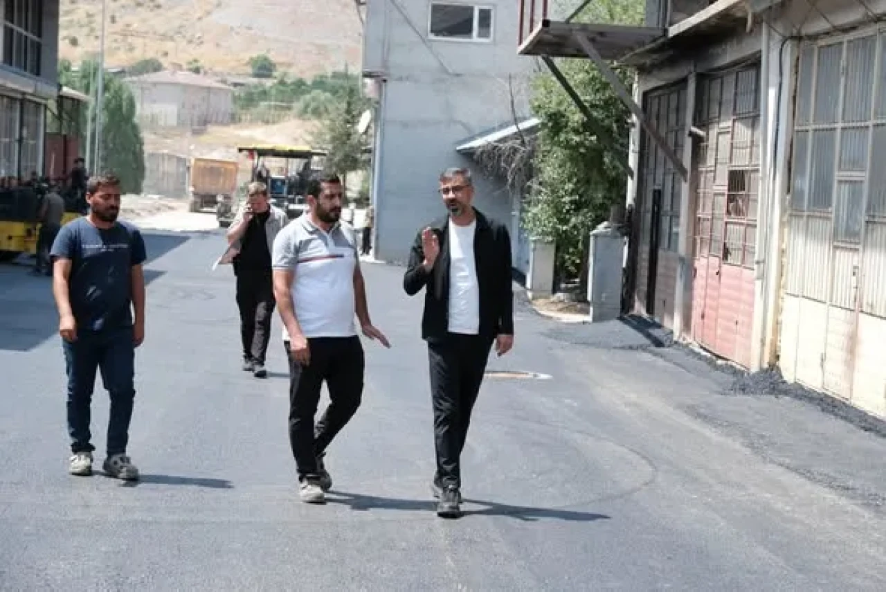 Başkan Tanğlay Sanayi Sitesindeki Asfalt Çalışmalarını İnceledi: Bitlis'te Ulaşım Altyapısı Güçleniyor