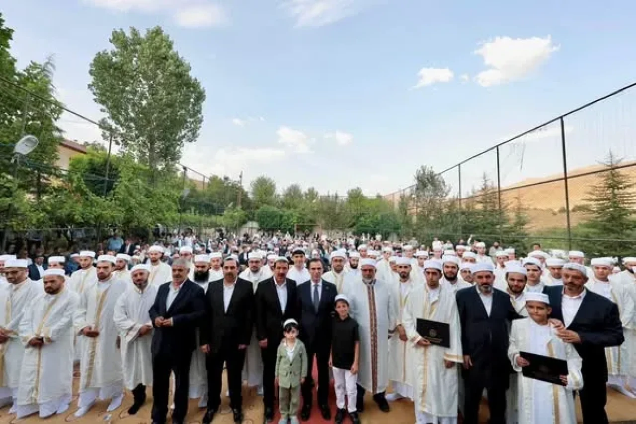 Bitlis’te 54 Hafız İçin İcazet Sevinci: Belgelerini Törenle Aldılar