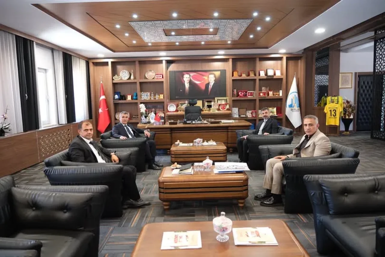 Bitlis’te Ulaşım ve Altyapı Görüşmesi: Başkan Tanğlay Karayolları Heyetini Ağırladı