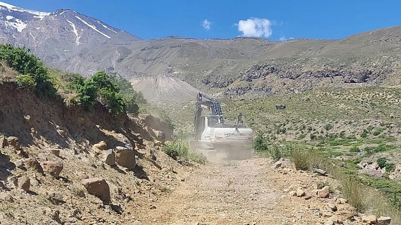 Iğdır'da, yoğun yağışlar sonrası bozuldu, yol çalışmaları hızla başlatıldı