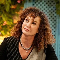 İpek Tenolcay Kimdir?