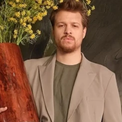 "Taşacak Bu Deniz" Dizisiyle Merak Uyandıran Oruç Karakteri: Burak Yörük Kimdir ve Hangi Yapımlarda Rol Aldı?