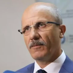 Erol Özvar: Biyografi ve Kariyerine Dair Merak Edilenler