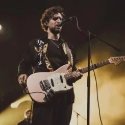 Tolga Akdoğan: Adamlar Grubu Solisti ve Gizemli Hayatı