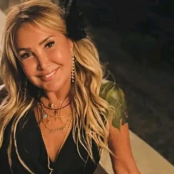 Yonca Evcimik: Türk Pop Müziğinin İkonik İsimlerinden Biri
