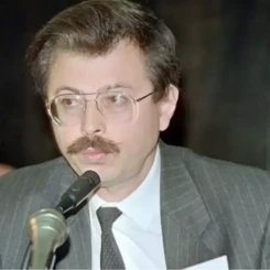 Adnan Kahveci Kimdir? Türk Siyaset Arenasının Önemli İsimlerinden Biri